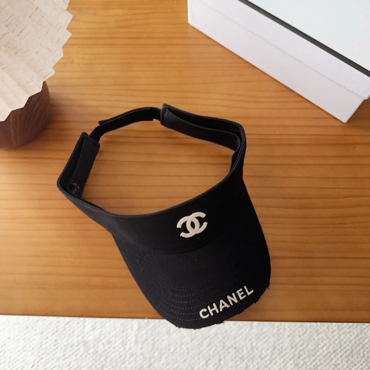 Chanel Visor Preto Branco Bordado Logo Silhueta Boné de Beisebol 5