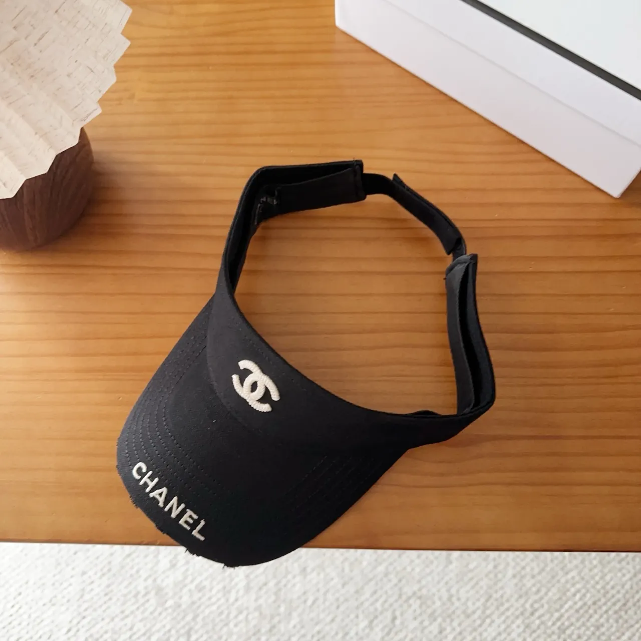 Chanel Visor Preto Branco Bordado Logo Silhueta Boné de Beisebol 6