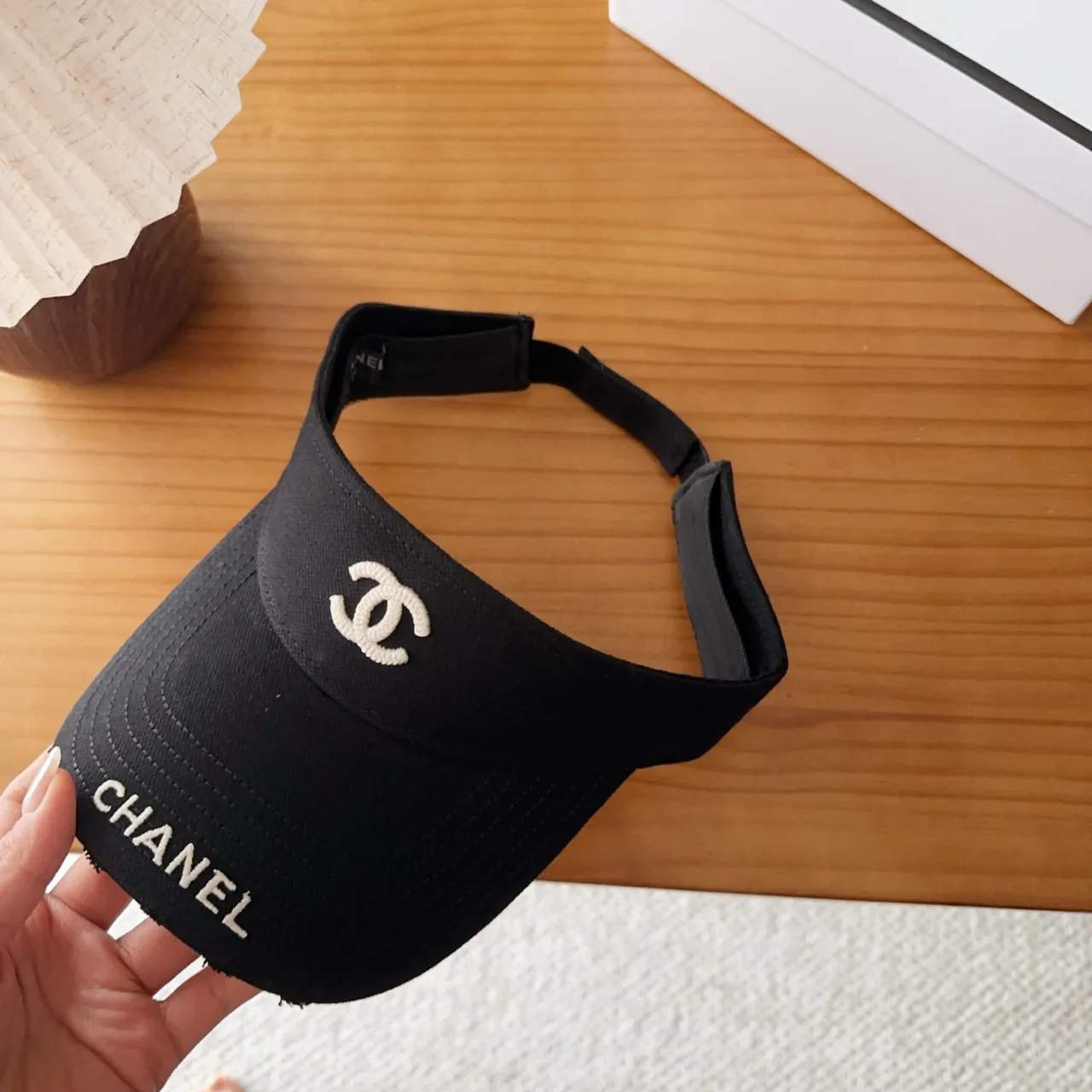 Chanel Visor Preto Branco Bordado Logo Silhueta Boné de Beisebol 7