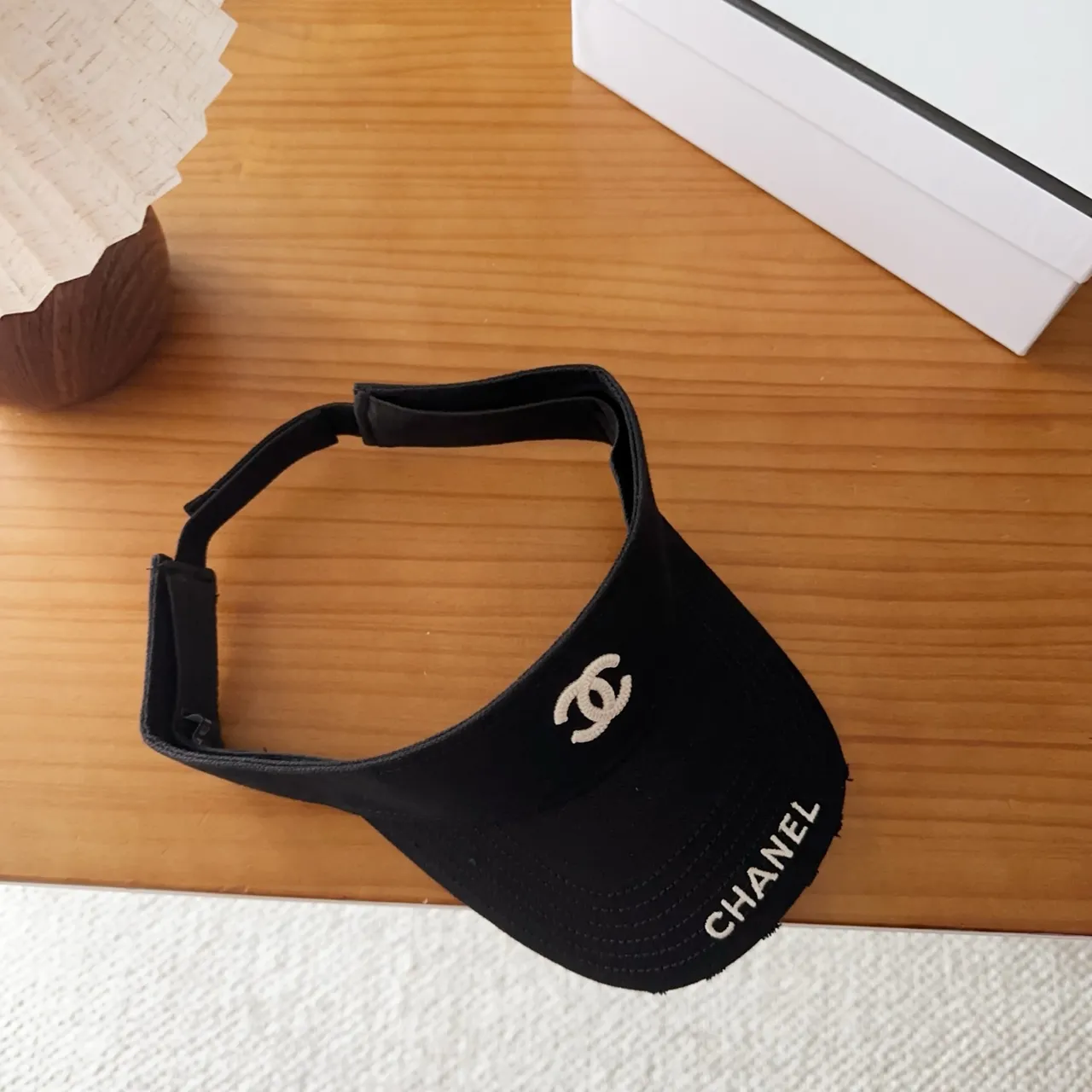 Chanel Visor Preto Branco Bordado Logo Silhueta Boné de Beisebol 8