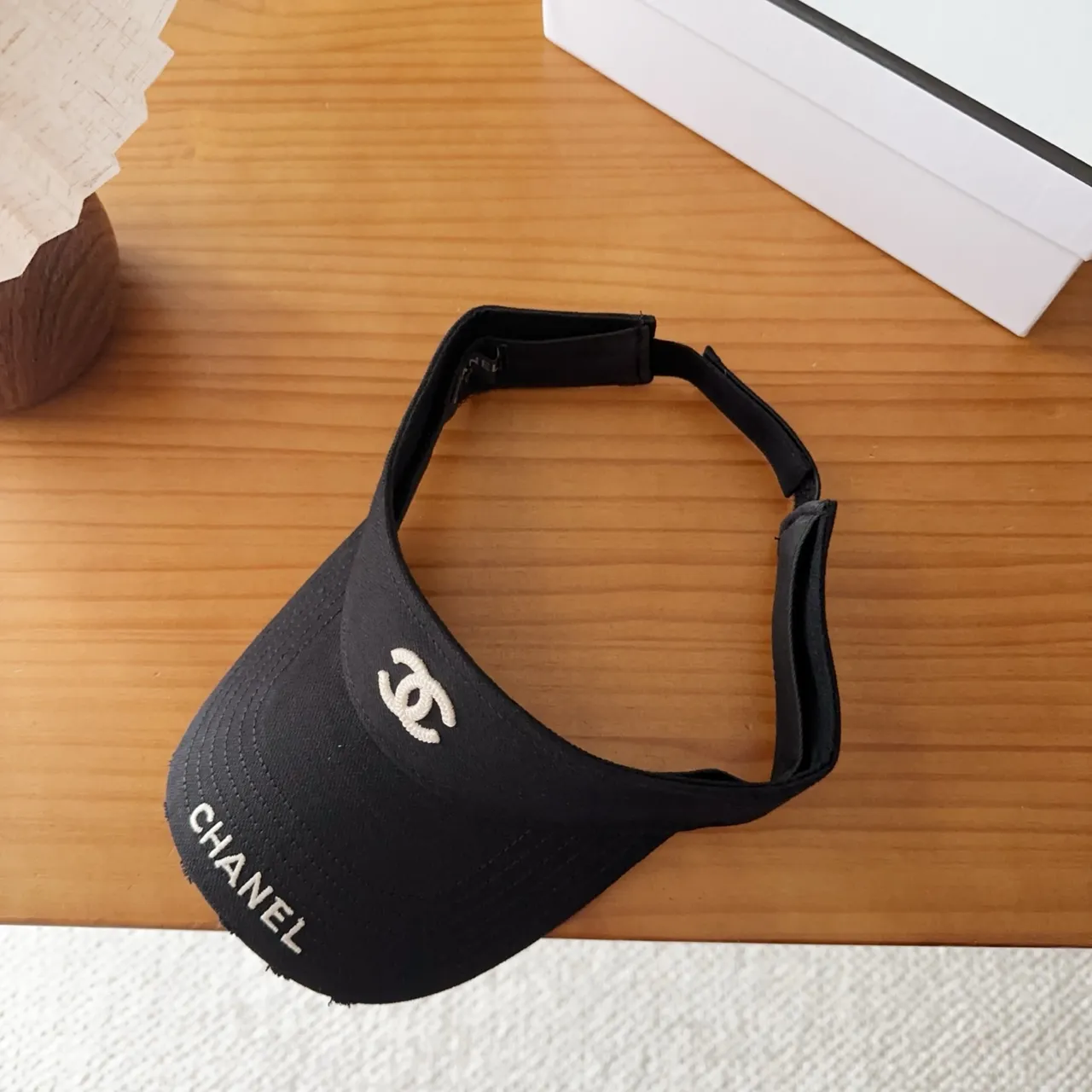 Chanel Visor Preto Branco Bordado Logo Silhueta Boné de Beisebol 9