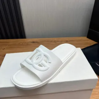 Chanel Zapatillas Blancas Monolíticas de Goma Sculpted Interlocking CC Logo