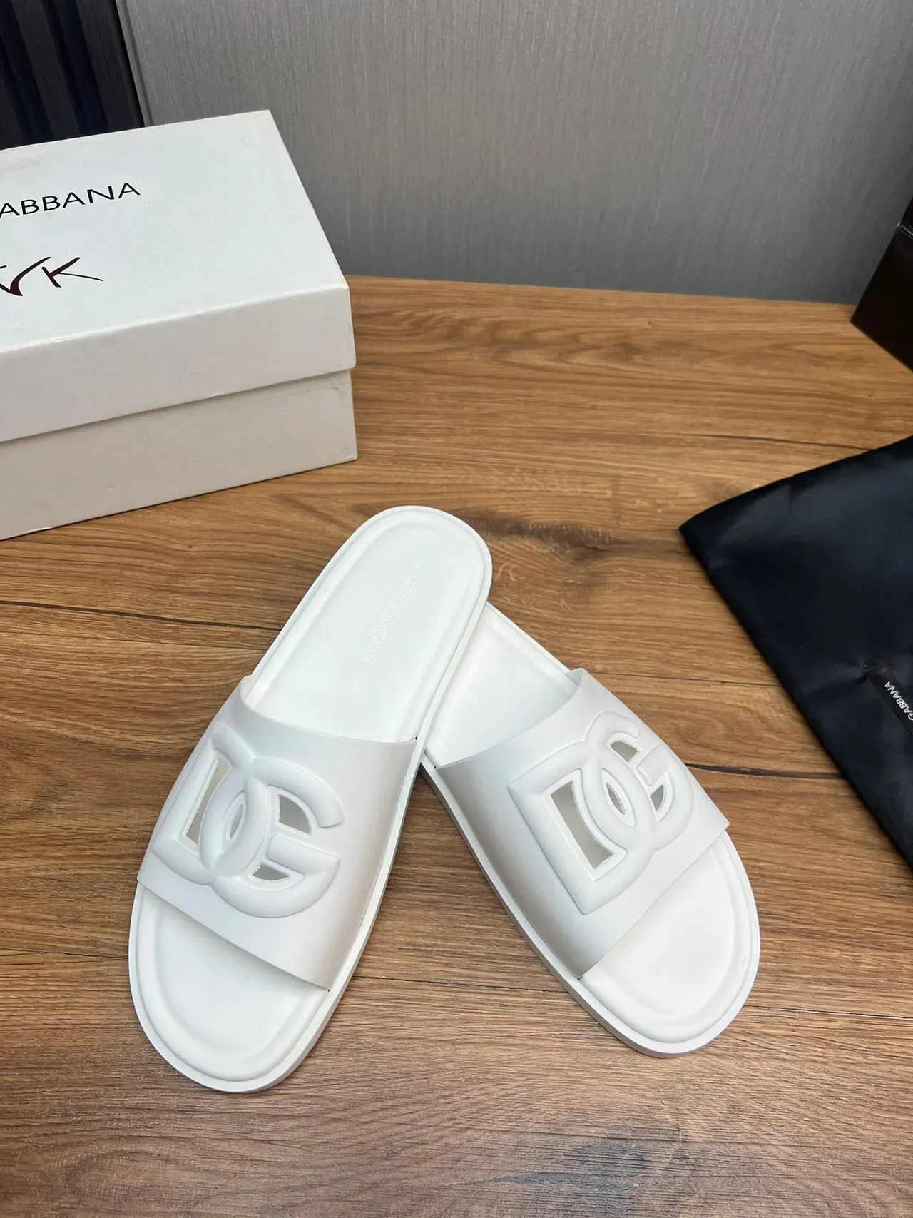 Chanel White Monolithic Rubber Sculpted Interlocking CC Logo Slippers 4