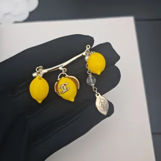 Chanel पीला चांदी नींबू आकार के आभूषण interlocking CC Logo ब्रोच