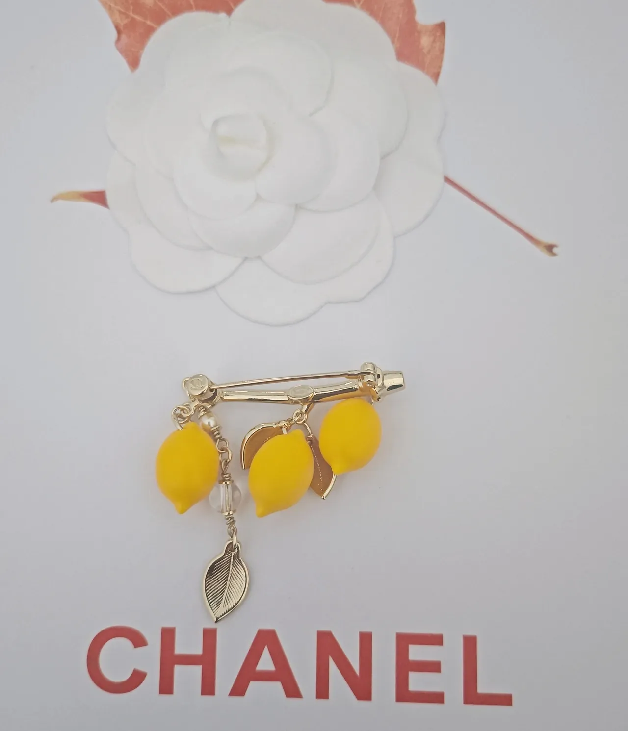Chanel पीला चांदी नींबू आकार के आभूषण interlocking CC Logo ब्रोच 2