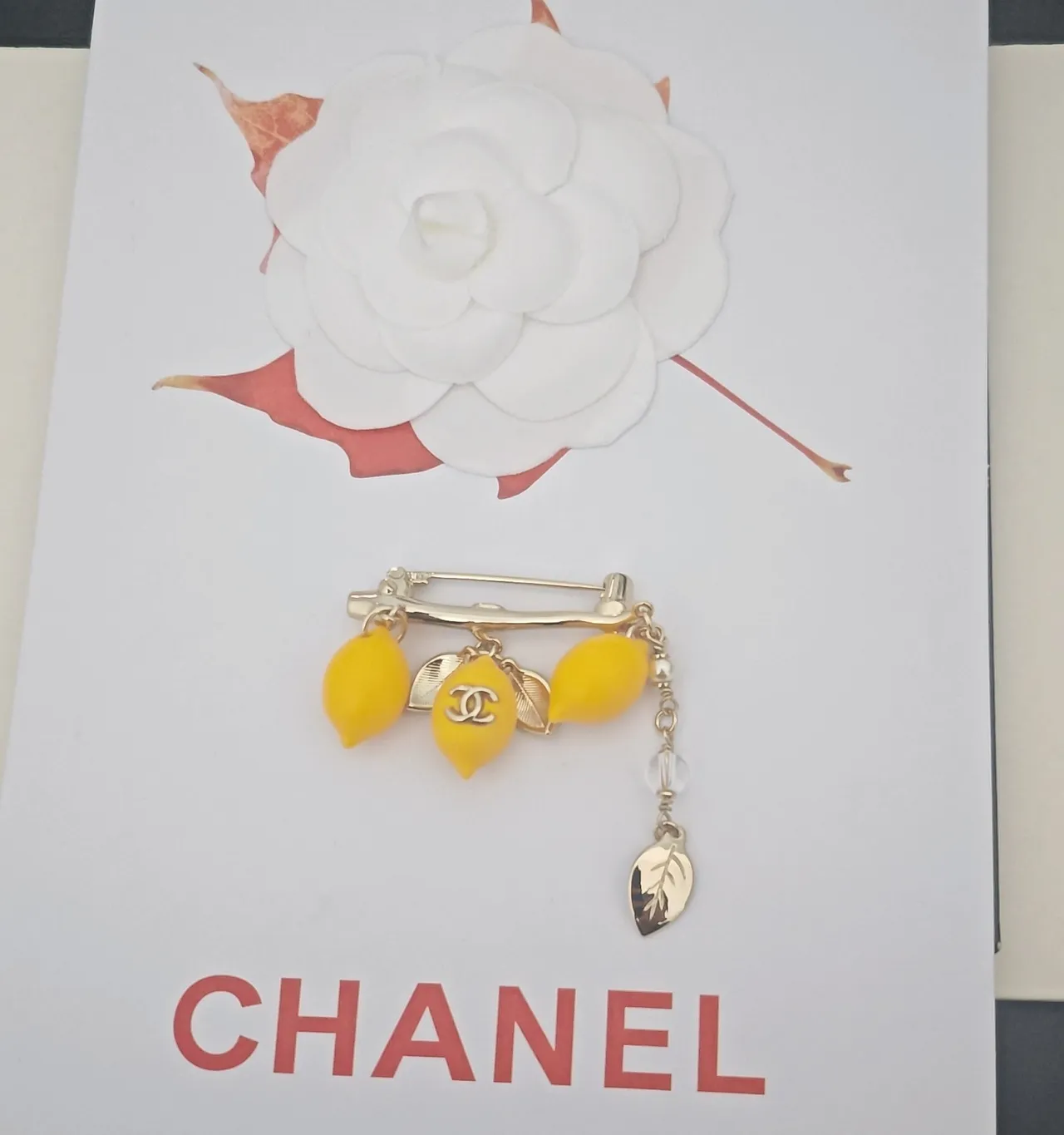Chanel पीला चांदी नींबू आकार के आभूषण interlocking CC Logo ब्रोच 4