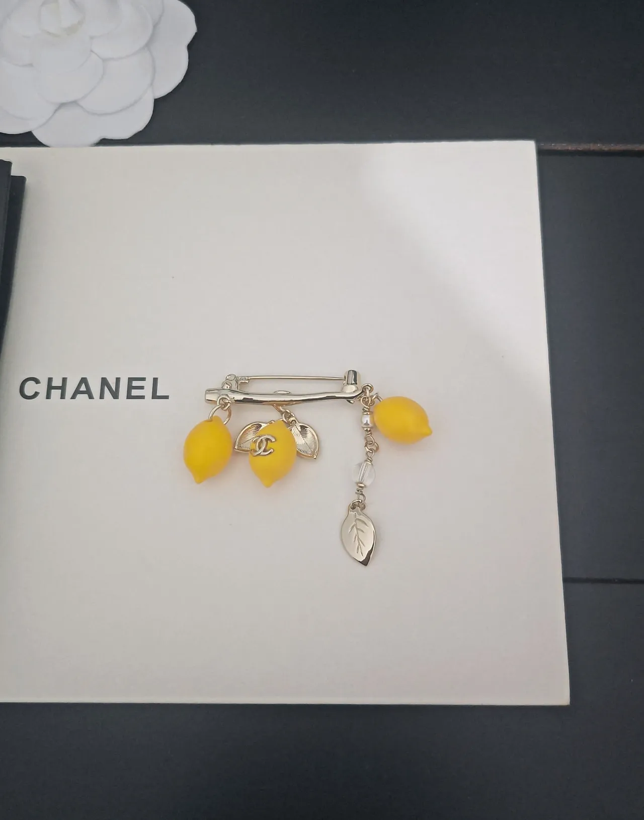 Chanel पीला चांदी नींबू आकार के आभूषण interlocking CC Logo ब्रोच 5
