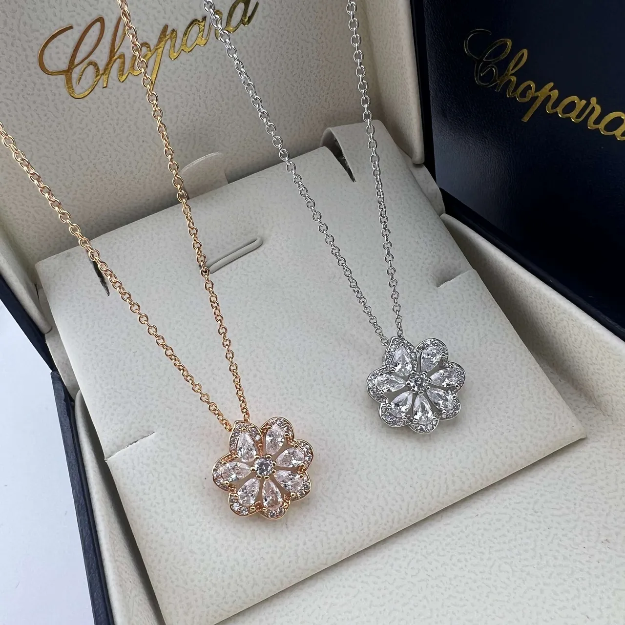 Chopard Red Gold Colgante con forma de flor Pavé-Set Halo 8
