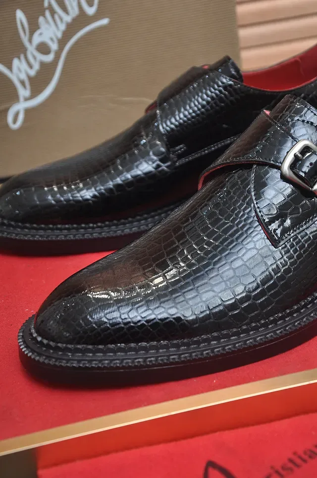 Christian Louboutin Sapatos Monk Couro de Crocodilo Preto e Vermelho Tira Única 2