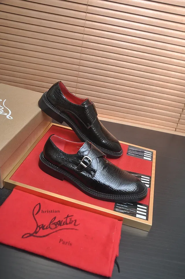 Christian Louboutin Sapatos Monk Couro de Crocodilo Preto e Vermelho Tira Única 4