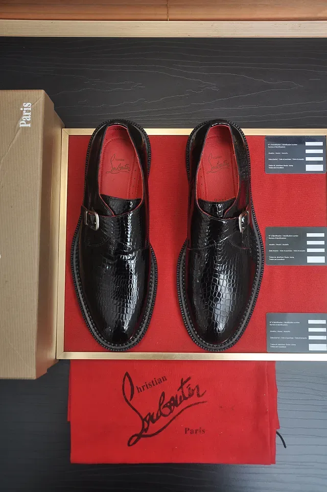 Christian Louboutin Sapatos Monk Couro de Crocodilo Preto e Vermelho Tira Única 5