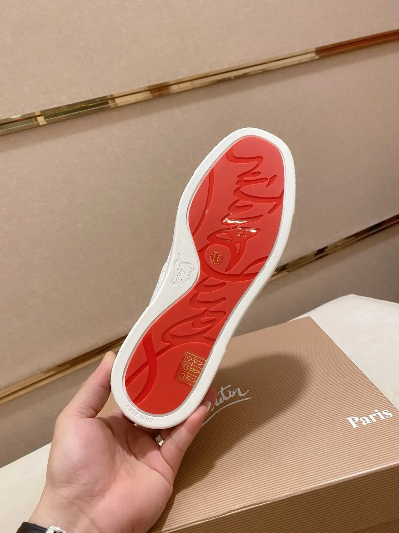 Christian Louboutin tênis lifestyle de couro perfurado branco e vermelho de cano alto 9