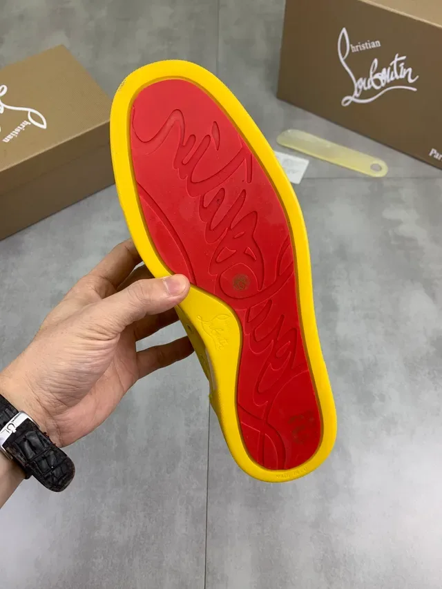 Christian Louboutin Sneaker Lifestyle Jaune Suède Basse 2