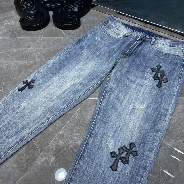 Chrome Hearts क्रॉस एम्ब्रॉयडेड मीडियम वॉश स्लिम जींस 3