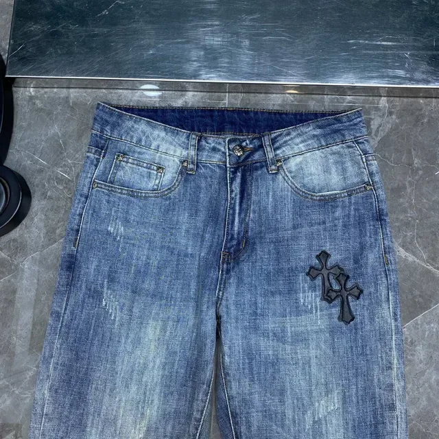 Chrome Hearts क्रॉस एम्ब्रॉयडेड मीडियम वॉश स्लिम जींस 4