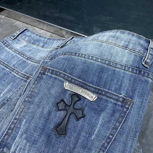 Chrome Hearts क्रॉस एम्ब्रॉयडेड मीडियम वॉश स्लिम जींस 5