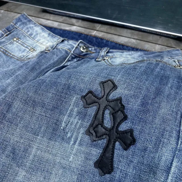 Chrome Hearts क्रॉस एम्ब्रॉयडेड मीडियम वॉश स्लिम जींस 6