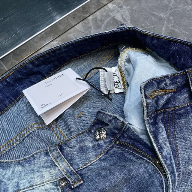 Chrome Hearts क्रॉस एम्ब्रॉयडेड मीडियम वॉश स्लिम जींस 7