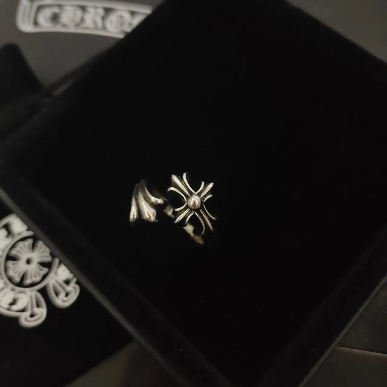 Chrome Hearts ক্রুশ হৃদয় মোটিফ রুপালি আংটি 3