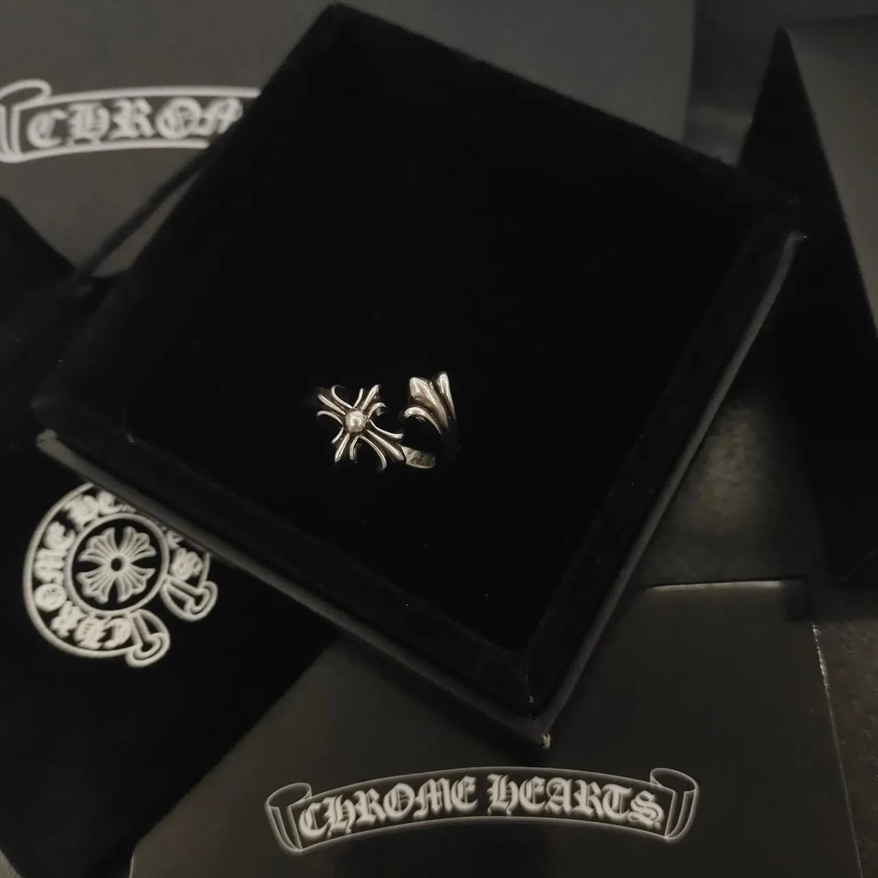 Chrome Hearts ক্রুশ হৃদয় মোটিফ রুপালি আংটি 4