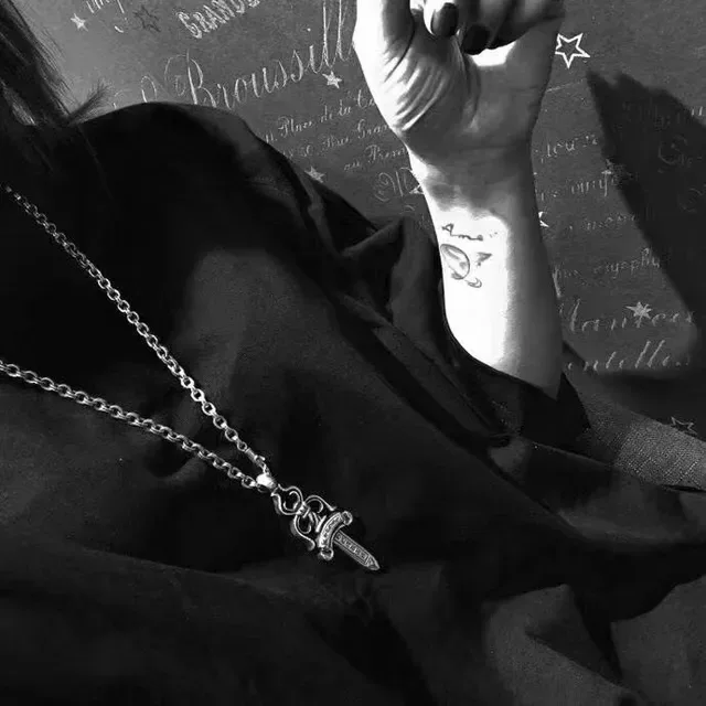 Chrome Hearts दिल तलवार उत्कीर्ण चांदी हार 2