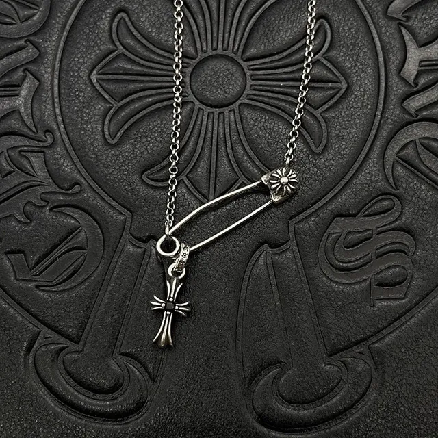 Chrome Hearts নিরাপত্তা পিন ক্রস রূপা হার 4