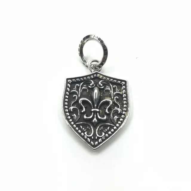 Chrome Hearts चांदी काला ढाल आकार का फ्लियर-डे-लिस मोटिफ हार 2