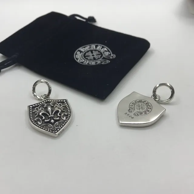 Chrome Hearts चांदी काला ढाल आकार का फ्लियर-डे-लिस मोटिफ हार 3