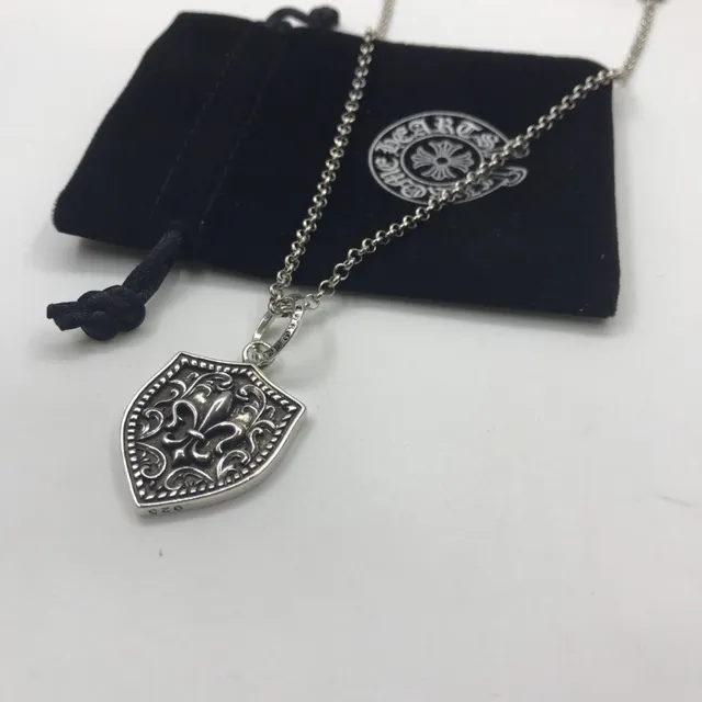 Chrome Hearts चांदी काला ढाल आकार का फ्लियर-डे-लिस मोटिफ हार 7
