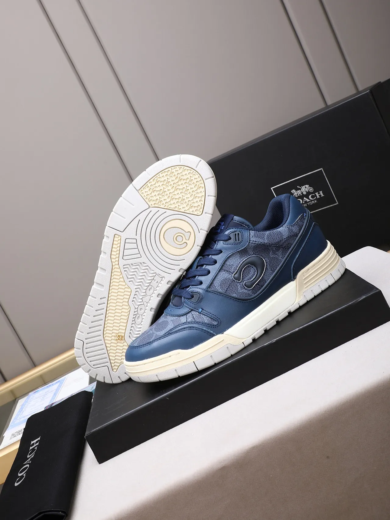 Coach 海军色米色皮革鞋面压花C标志生活方式运动鞋 5