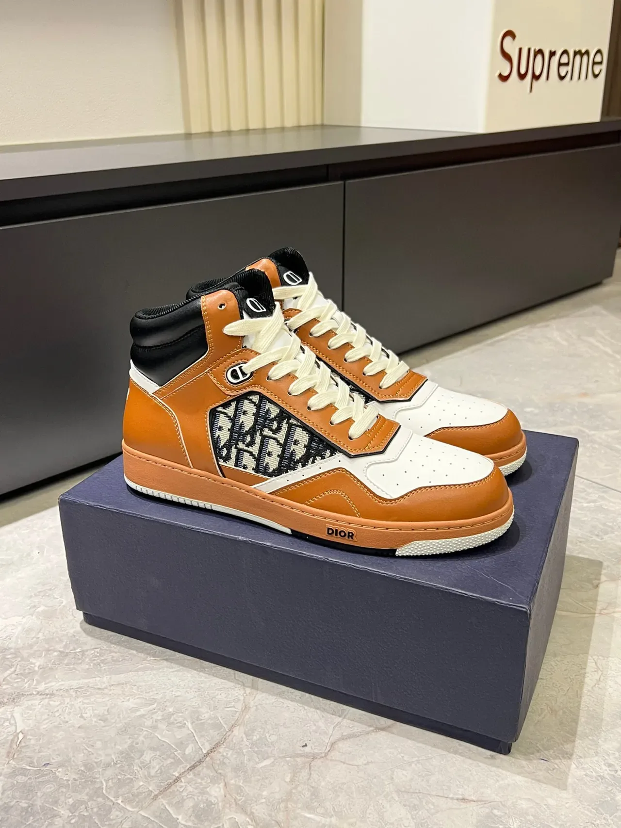 Dior B23 Zapatillas altas de cuero con monograma oblicuo lifestyle 3