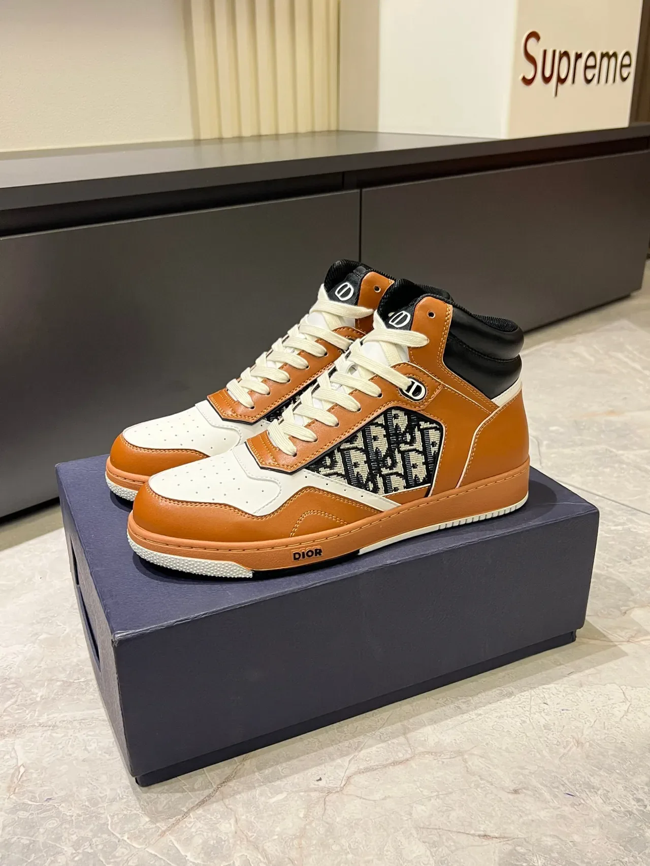 Dior B23 Zapatillas altas de cuero con monograma oblicuo lifestyle 4