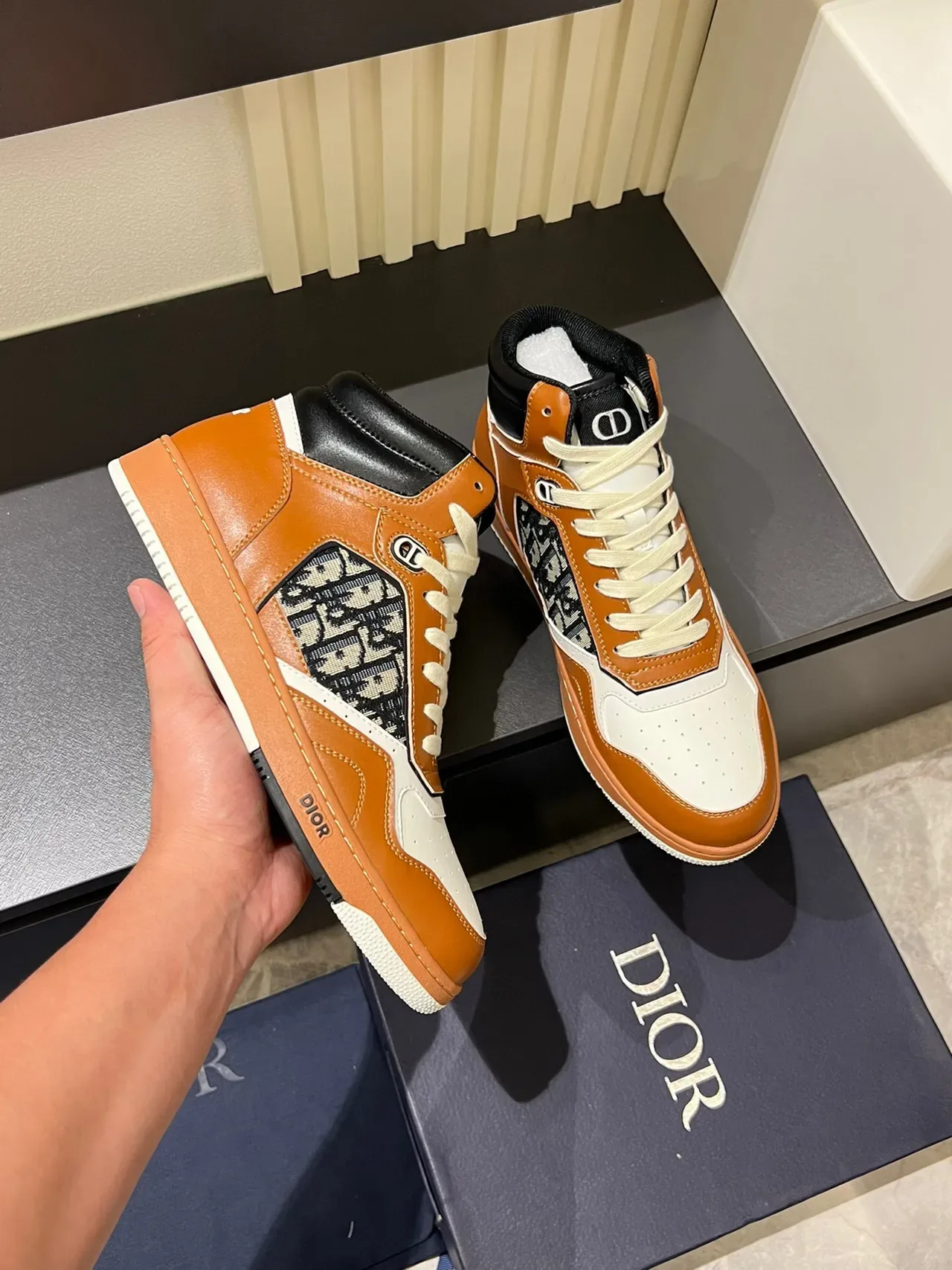 Dior B23 Zapatillas altas de cuero con monograma oblicuo lifestyle 8