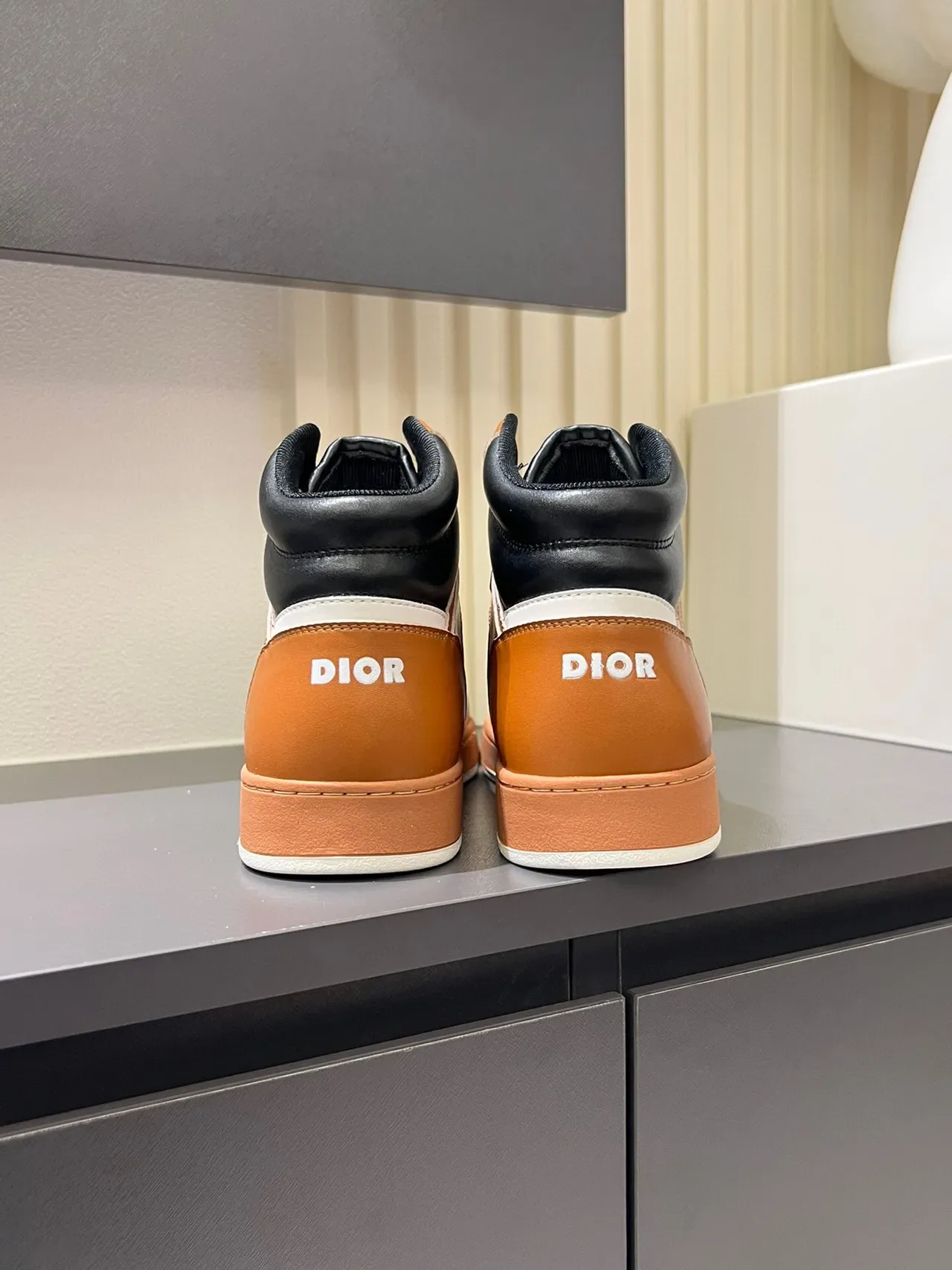 Dior B23 Zapatillas altas de cuero con monograma oblicuo lifestyle 9