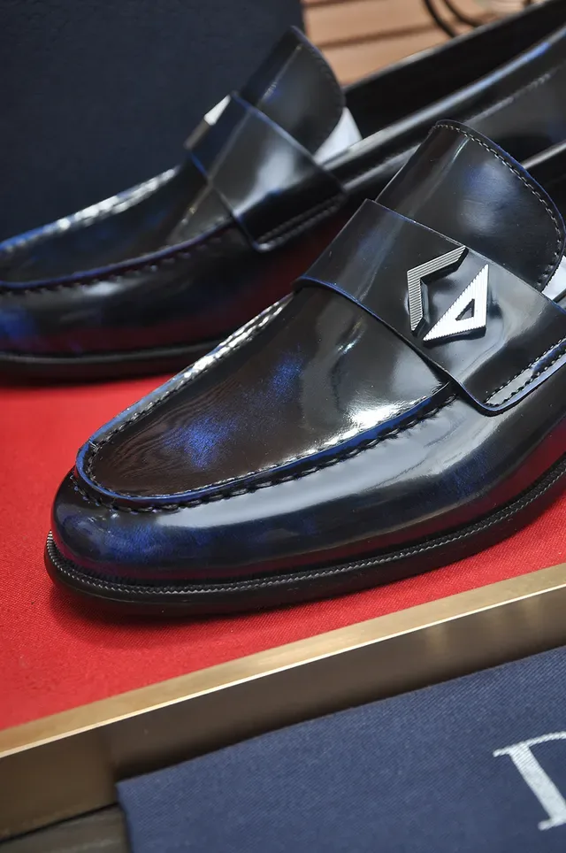 Dior Mocassim Couro Verniz Preto Azul Alto Brilho Fivela Logo Oblíqua Metal 2