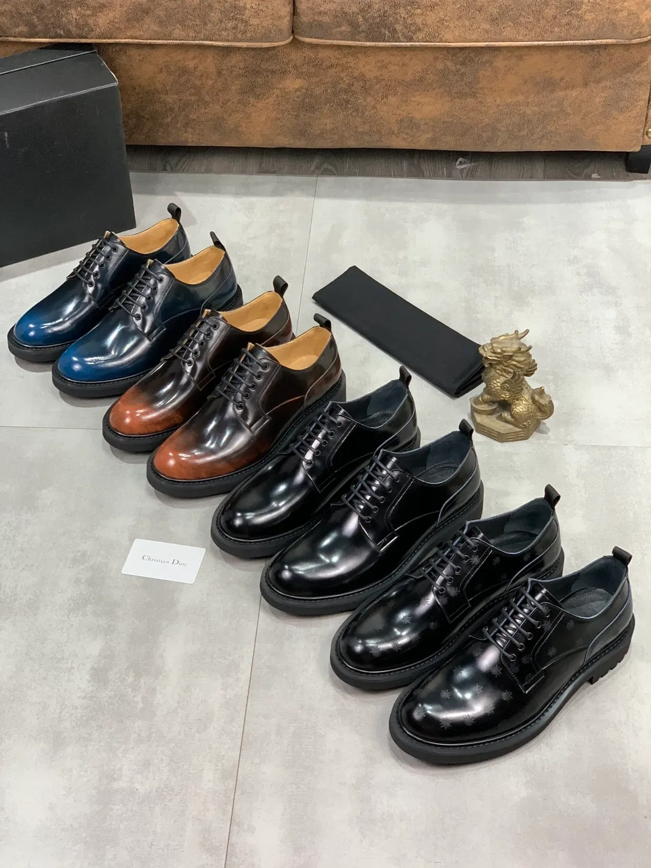 Dior黑色漆皮同色调蜜蜂图案牛津鞋 2