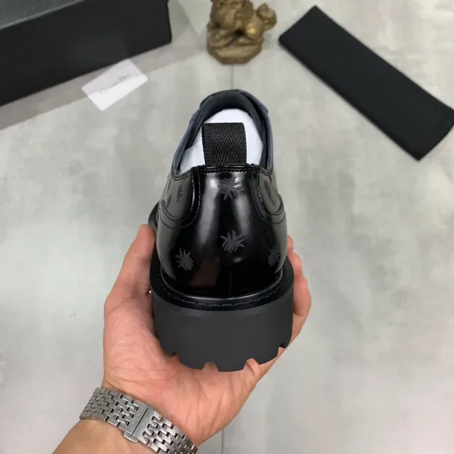 Dior黑色漆皮同色调蜜蜂图案牛津鞋 3