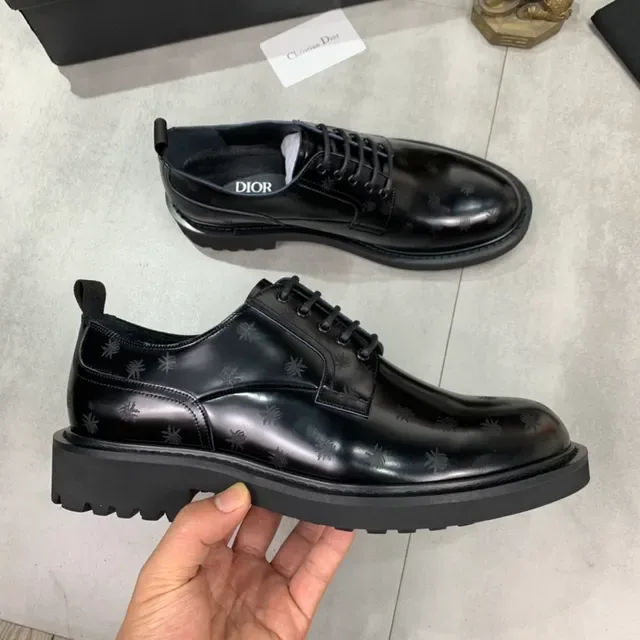 Dior黑色漆皮同色调蜜蜂图案牛津鞋 4