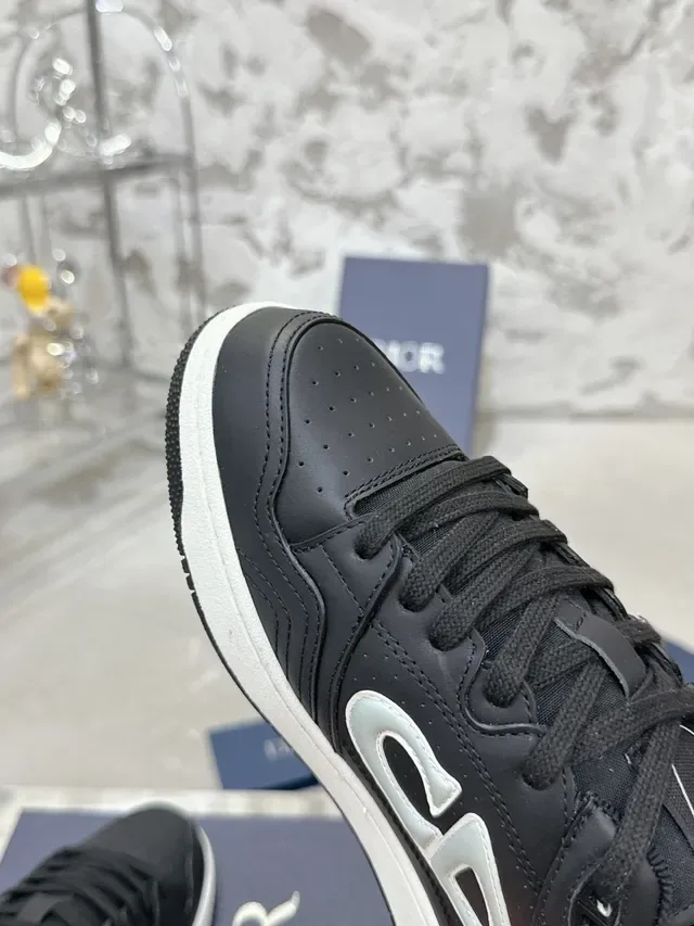 Dior حذاء رياضي لايف ستايل أسود أبيض جلد علوي midsole متعارض 6