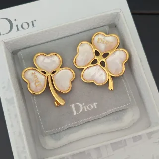 Dior त्रिफली आकार का गोल्ड टोन मदर ऑफ पीर्ल ब्रोच