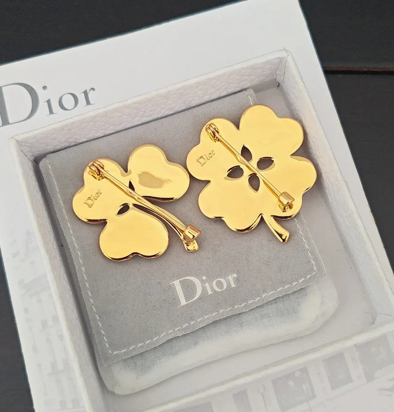 Dior 三叶草造型金色调珍珠母贝胸针 2