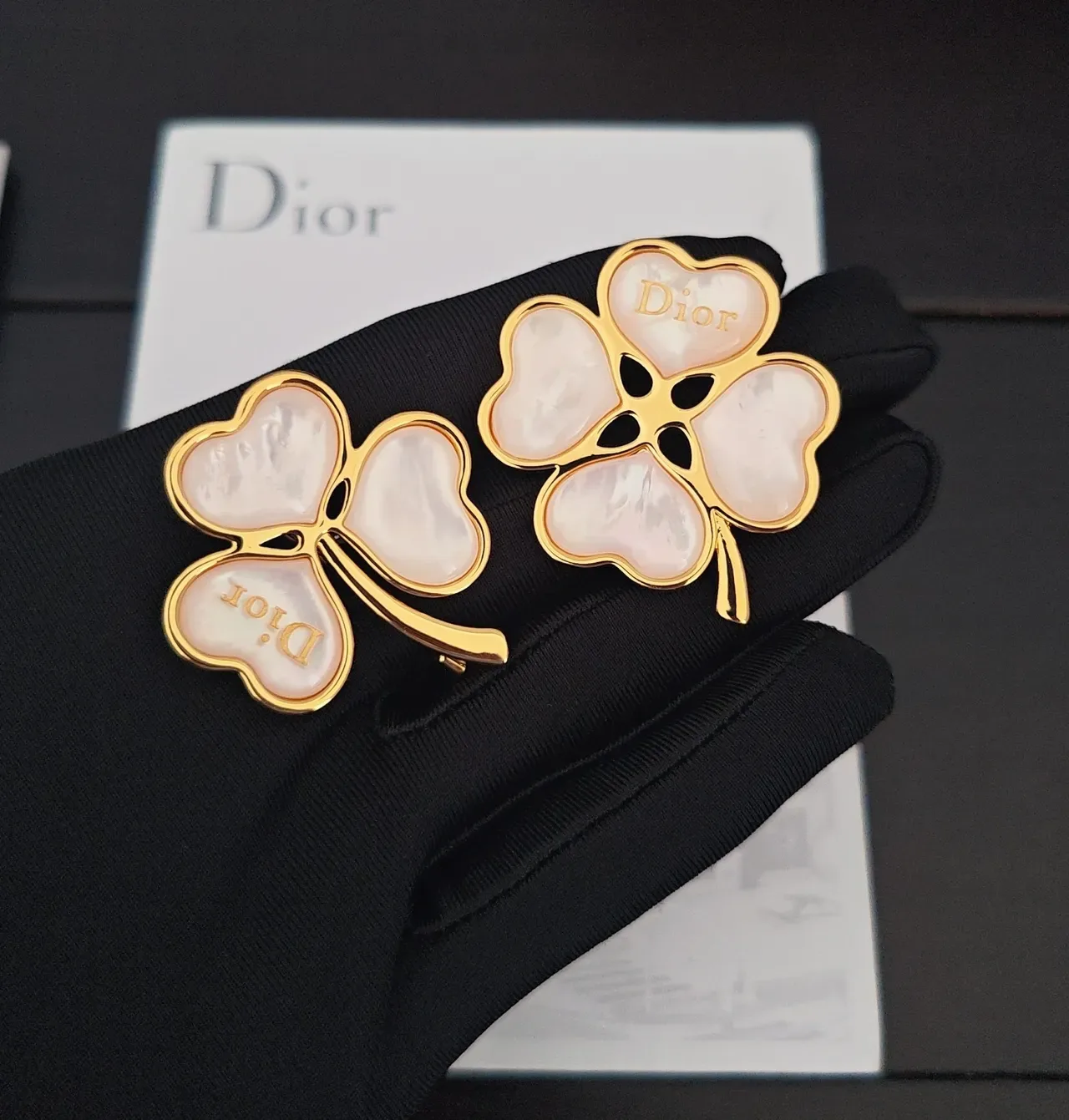 Dior 三叶草造型金色调珍珠母贝胸针 4