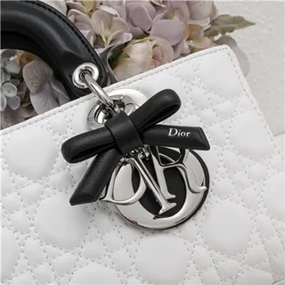 Dior Lady Dior حقيبة توت أبيض مقلمة بحبال علوية 7