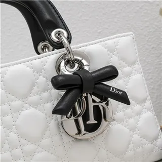 Dior Lady Dior حقيبة توت أبيض مقلمة بحبال علوية 10