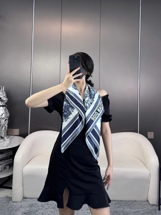 Dior Bleu Marine et Crème Toile Impression d'Éléphant Écharpe de Soie 2