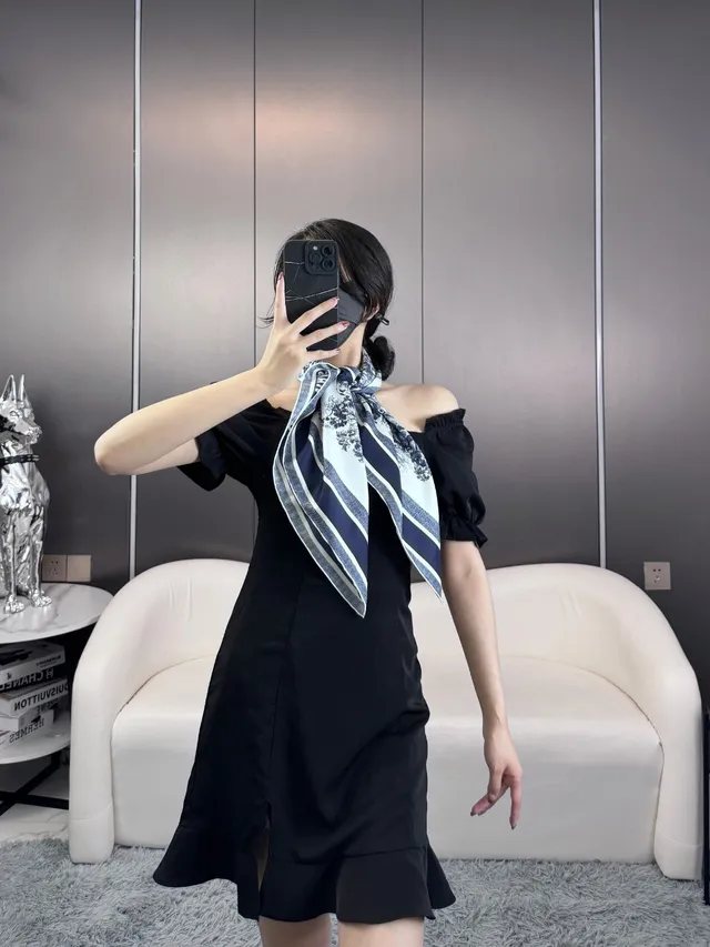 Dior Bleu Marine et Crème Toile Impression d'Éléphant Écharpe de Soie 3