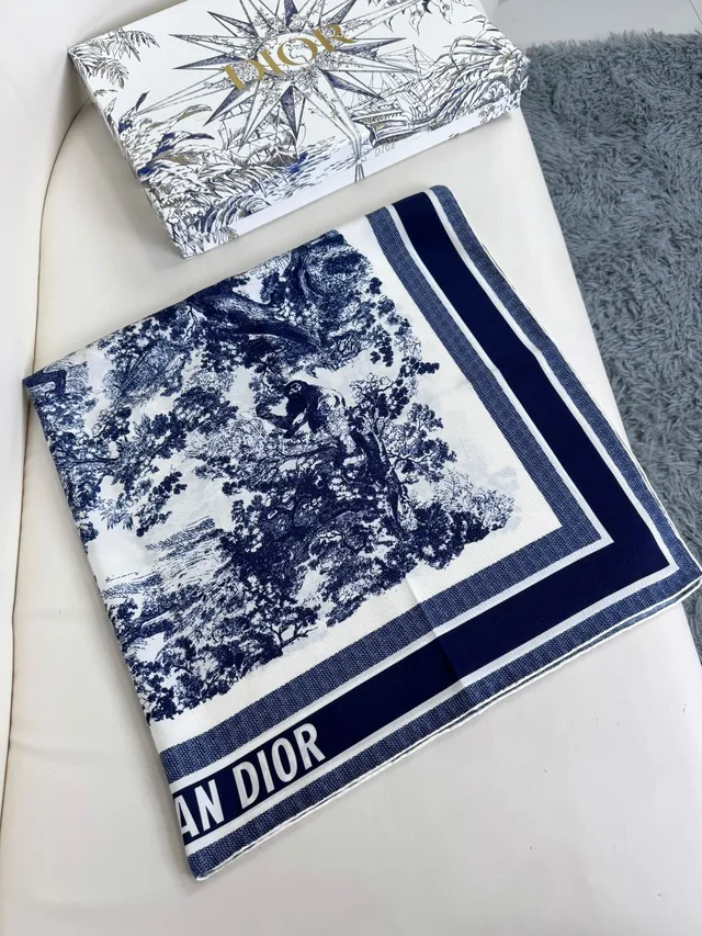 Dior Bleu Marine et Crème Toile Impression d'Éléphant Écharpe de Soie 5