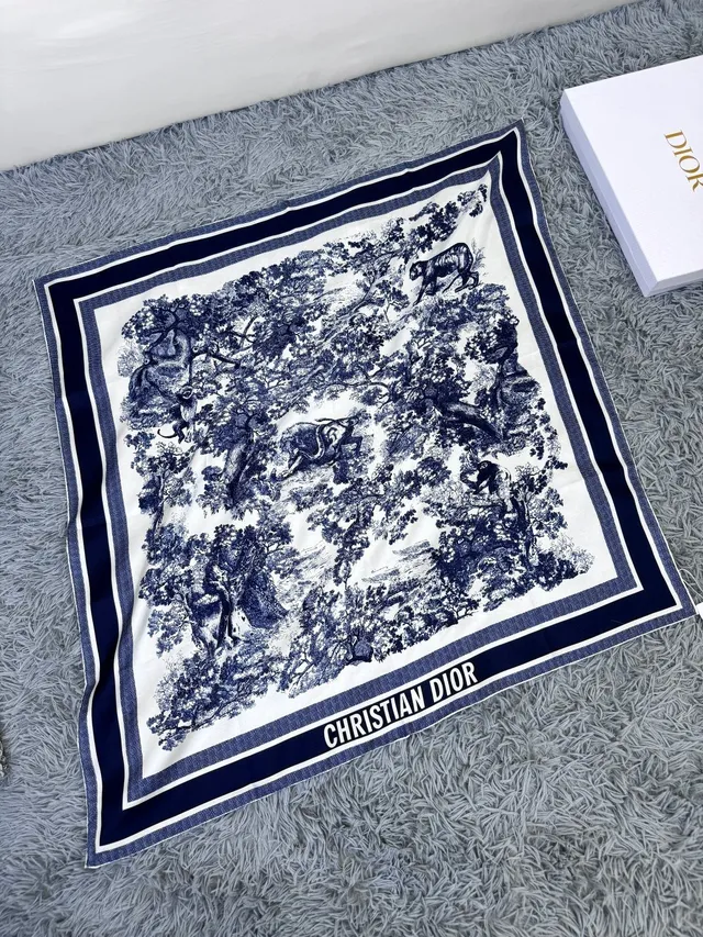 Dior Bleu Marine et Crème Toile Impression d'Éléphant Écharpe de Soie 6