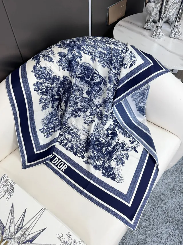 Dior Bleu Marine et Crème Toile Impression d'Éléphant Écharpe de Soie 7