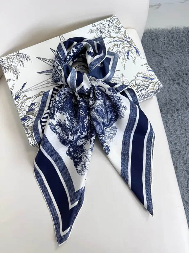 Dior Bleu Marine et Crème Toile Impression d'Éléphant Écharpe de Soie 8